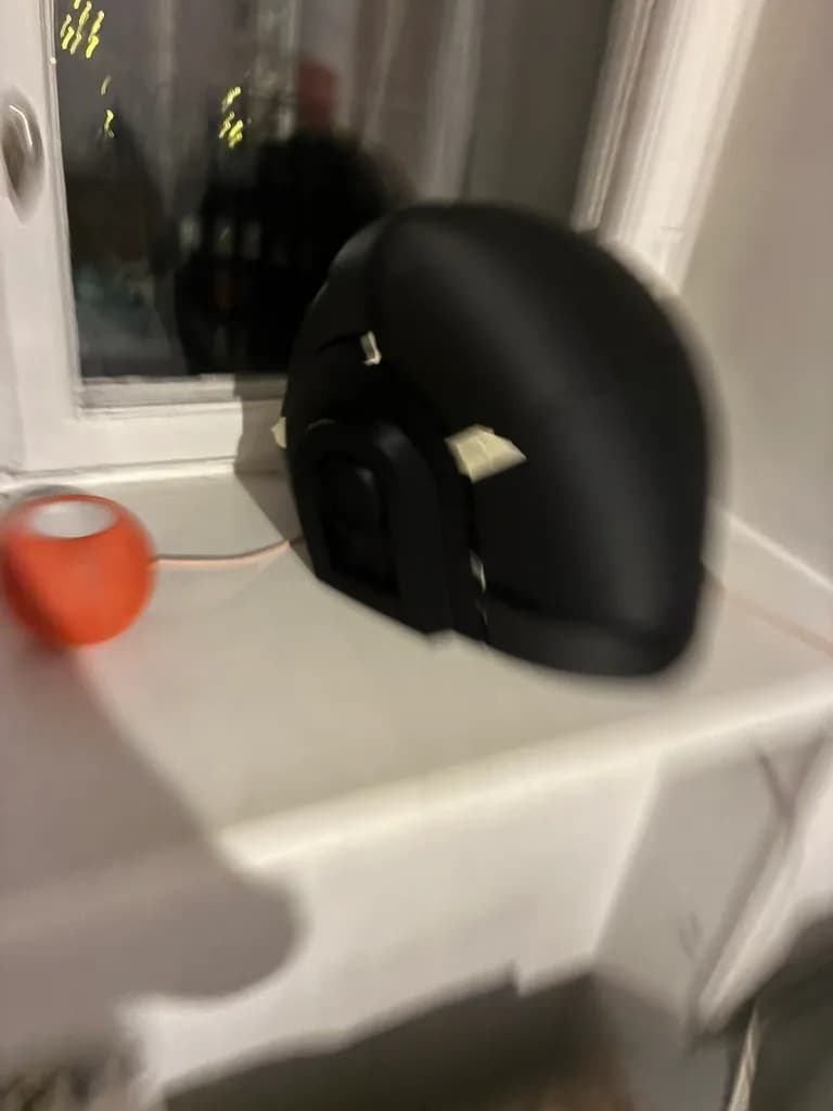 Svart hjälmstomme sedd från sidan före slutlig ytfinish